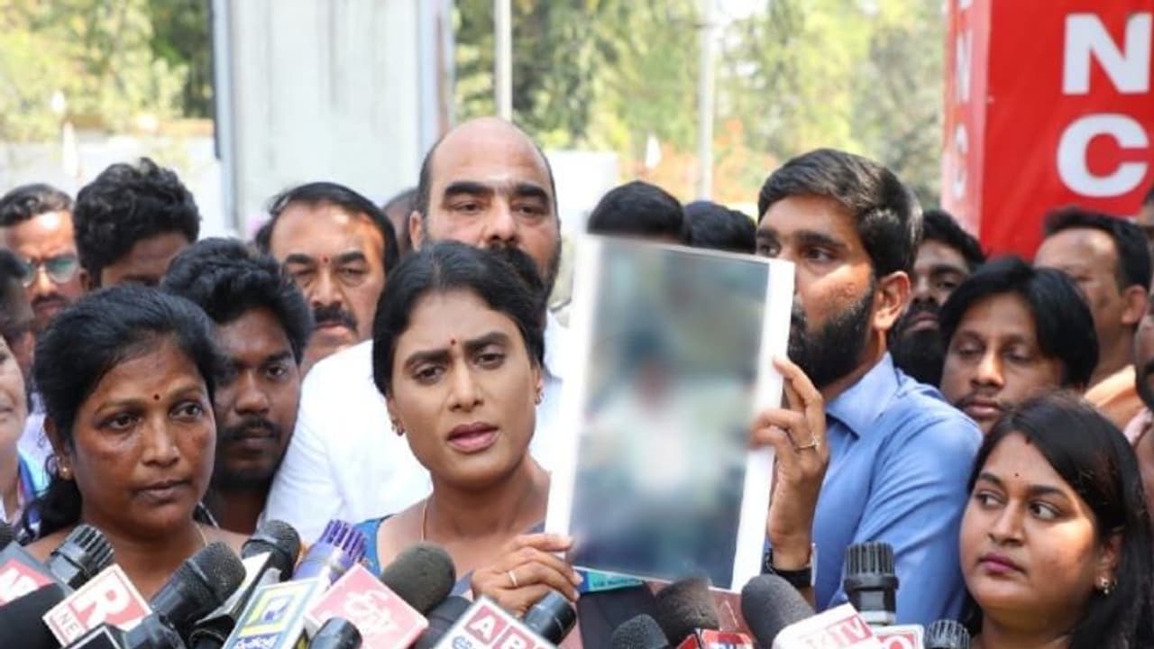 తెలంగాణలో రాష్ట్రపతి పాలన విధించాలని షర్మిల డిమాండ్.. ఆస్పత్రిలో యూత్ కాంగ్రెస్ నాయకుడికి పరామర్శ.. 