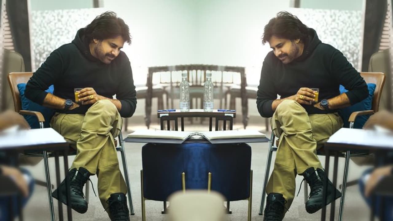 Pawan Kalyan: పవన్ ఫోటోలో ఇంట్రెస్టింగ్ పాయింట్... వన్ షాట్ టు బర్డ్స్! Pawan Kalyan: పవన్ ఫోటోలో ఇంట్రెస్టింగ్ పాయింట్... వన్ షాట్ టు బర్డ్స్!