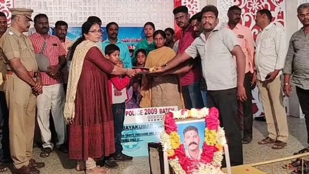 சாலை விபத்தில் பலியான காவலர்.. குடும்பத்துக்கு 24 லட்சம் நிதி கொடுத்து நெகிழ்ச்சியை ஏற்படுத்திய காவலர்கள் சாலை விபத்தில் பலியான காவலர்.. குடும்பத்துக்கு 24 லட்சம் நிதி கொடுத்து நெகிழ்ச்சியை ஏற்படுத்திய காவலர்கள்