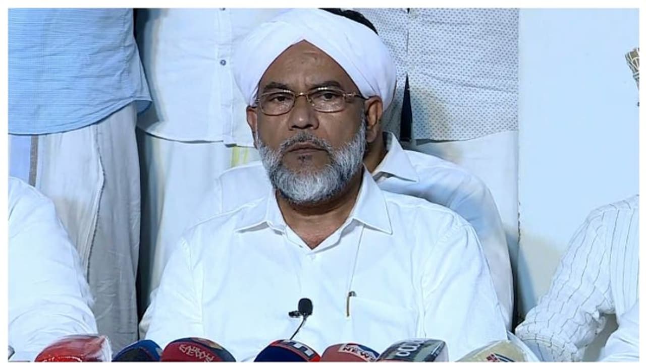 ഹക്കീം ഫൈസി ആദൃശേരിക്ക് പിന്തുണ: സിഐസിയില് കൂട്ടരാജി, വകുപ്പ് മേധാവികൾ അടക്കം 118 പേർ രാജിവെച്ചു ഹക്കീം ഫൈസി ആദൃശേരിക്ക് പിന്തുണ: സിഐസിയില് കൂട്ടരാജി, വകുപ്പ് മേധാവികൾ അടക്കം 118 പേർ രാജിവെച്ചു