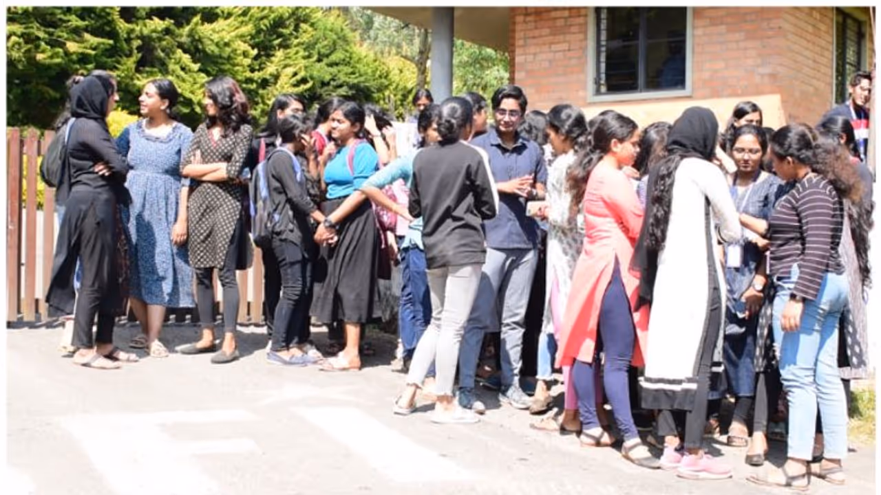 ഹോസ്റ്റൽ സമയം മാറ്റണം, ശുചിമുറികളുടെ ശോച്യാവസ്ഥ; മൂന്നാര്‍ എഞ്ചിനിയറിംഗ് കോളജില്‍ പെണ്‍കുട്ടികളുടെ പ്രതിഷേധം