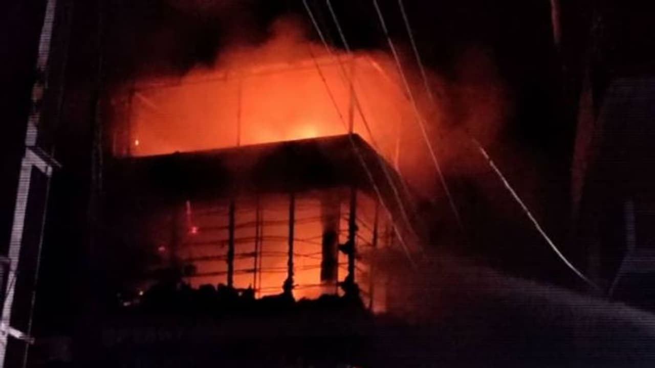 വടക്കാഞ്ചേരിയിലെ വ്യാപാര സ്ഥാപനത്തിൽ തീപിടുത്തം, ലക്ഷങ്ങളുടെ നാശനഷ്ടം വടക്കാഞ്ചേരിയിലെ വ്യാപാര സ്ഥാപനത്തിൽ തീപിടുത്തം, ലക്ഷങ്ങളുടെ നാശനഷ്ടം