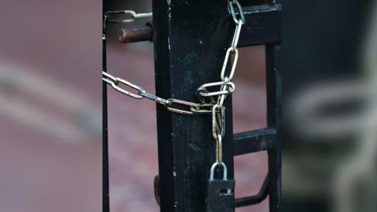 കൊവിഡ് പേടിയില്‍ മകനുമൊത്ത് പൂട്ടിയിട്ട വീട്ടില്‍ യുവതി കഴിഞ്ഞത് മൂന്ന് കൊല്ലം