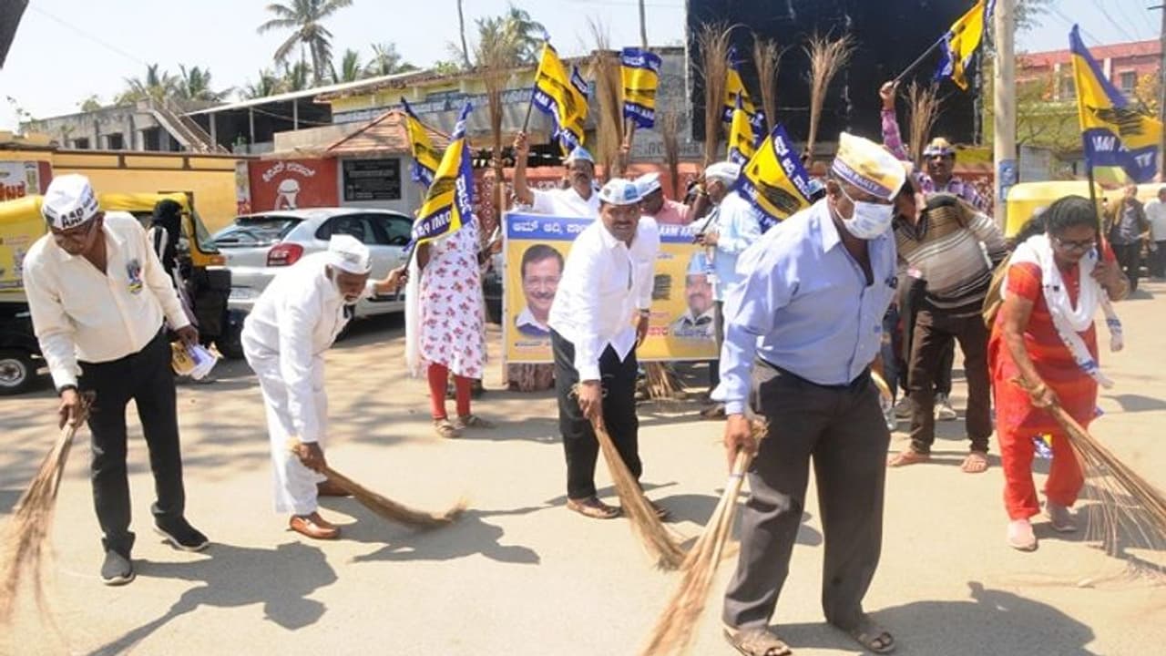 ಚಿಕ್ಕಮಗಳೂರು: ಪರಕೆಯಲ್ಲಿ ಗುಡಿಸುವ ಮೂಲಕ ಭ್ರಷ್ಟ ಮುಕ್ತ ಆಡಳಿತಕ್ಕೆ ಎಎಪಿ ಚಾಲನೆ ಚಿಕ್ಕಮಗಳೂರು: ಪರಕೆಯಲ್ಲಿ ಗುಡಿಸುವ ಮೂಲಕ ಭ್ರಷ್ಟ ಮುಕ್ತ ಆಡಳಿತಕ್ಕೆ ಎಎಪಿ ಚಾಲನೆ