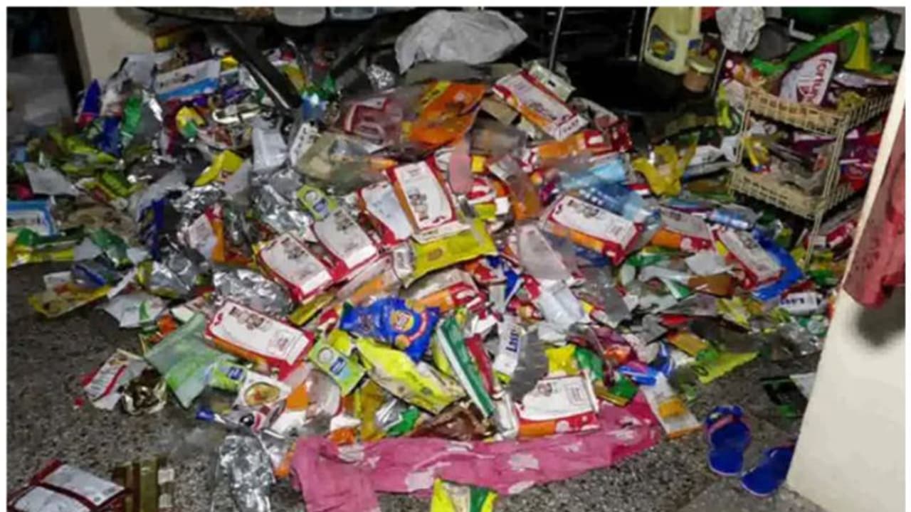 കൊവിഡ് ബാധിക്കുമെന്ന് ഭയം; യുവതി തന്നെയും മകനെയും വീട്ടിനുള്ളിൽ പൂട്ടിയിട്ടത് മൂന്നു വർഷം കൊവിഡ് ബാധിക്കുമെന്ന് ഭയം; യുവതി തന്നെയും മകനെയും വീട്ടിനുള്ളിൽ പൂട്ടിയിട്ടത് മൂന്നു വർഷം