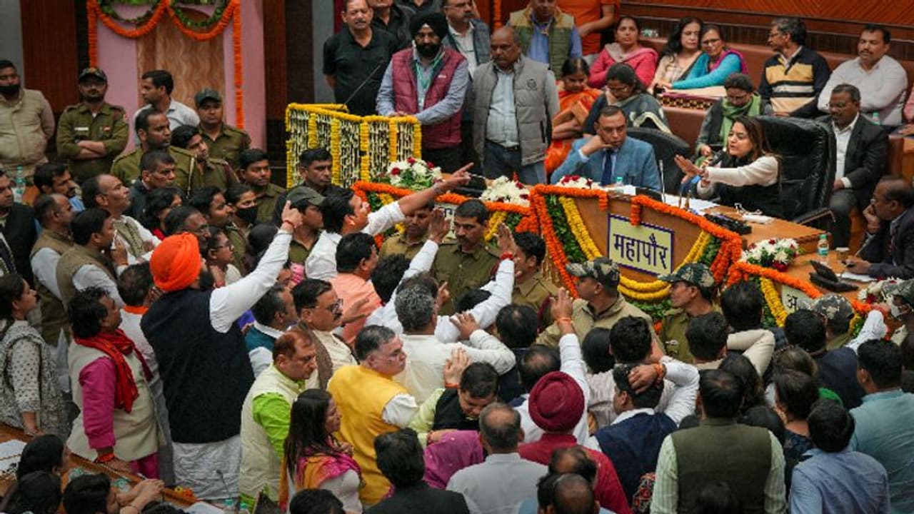 ఎంసీడీలో అర్దరాత్రి రచ్చ రచ్చ.. గాల్లోకి బాటిల్స్, బ్యాలెట్ బాక్సులు.. స్టాండింగ్ కమిటీ ఎన్నికలో గందరగోళం.. ఎంసీడీలో అర్దరాత్రి రచ్చ రచ్చ.. గాల్లోకి బాటిల్స్, బ్యాలెట్ బాక్సులు.. స్టాండింగ్ కమిటీ ఎన్నికలో గందరగోళం..