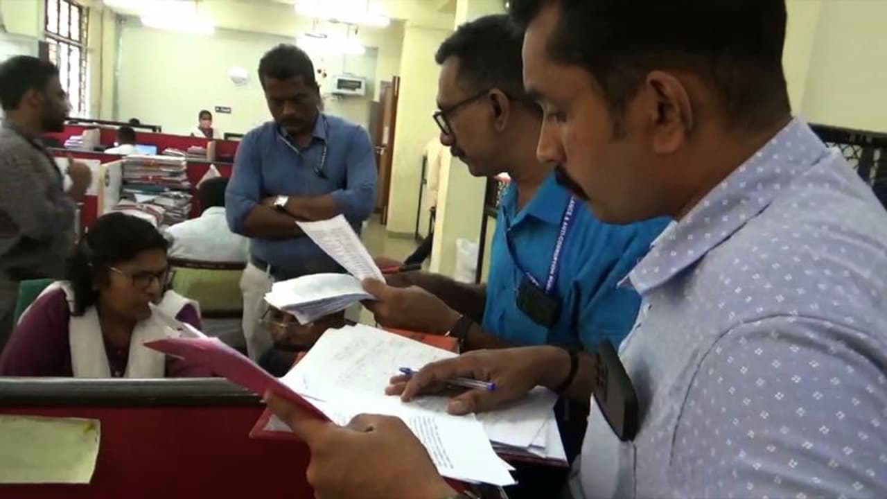 ദുരിതാശ്വാസഫണ്ട് തട്ടിപ്പ്: അപേക്ഷ തള്ളിയിട്ടും അക്കൗണ്ടിലെത്തിയത് 4 ലക്ഷം രൂപ, വിജിലൻസ് പരിശോധന തുടരും ദുരിതാശ്വാസഫണ്ട് തട്ടിപ്പ്: അപേക്ഷ തള്ളിയിട്ടും അക്കൗണ്ടിലെത്തിയത് 4 ലക്ഷം രൂപ, വിജിലൻസ് പരിശോധന തുടരും