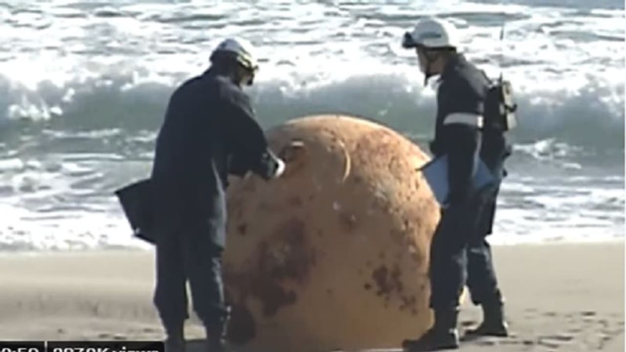 ಕಡಲ ತೀರದಲ್ಲಿ ಕಂಡು ಬಂದ ನಿಗೂಢ ಲೋಹದ ಚೆಂಡಿಗೆ ಬೆಚ್ಚಿದ ಜಪಾನ್ ಕಡಲ ತೀರದಲ್ಲಿ ಕಂಡು ಬಂದ ನಿಗೂಢ ಲೋಹದ ಚೆಂಡಿಗೆ ಬೆಚ್ಚಿದ ಜಪಾನ್