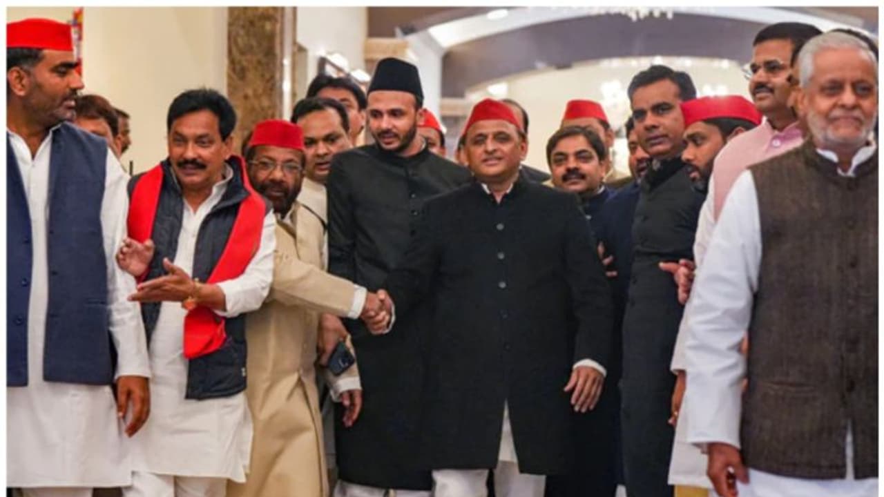 ബജറ്റ് സമ്മേളനത്തിനെത്തിയത് കറുത്ത ഷെർവാണി ധരിച്ച്; കാരണം വെളിപ്പെടുത്തി അഖിലേഷ് യാദവ് ബജറ്റ് സമ്മേളനത്തിനെത്തിയത് കറുത്ത ഷെർവാണി ധരിച്ച്; കാരണം വെളിപ്പെടുത്തി അഖിലേഷ് യാദവ്