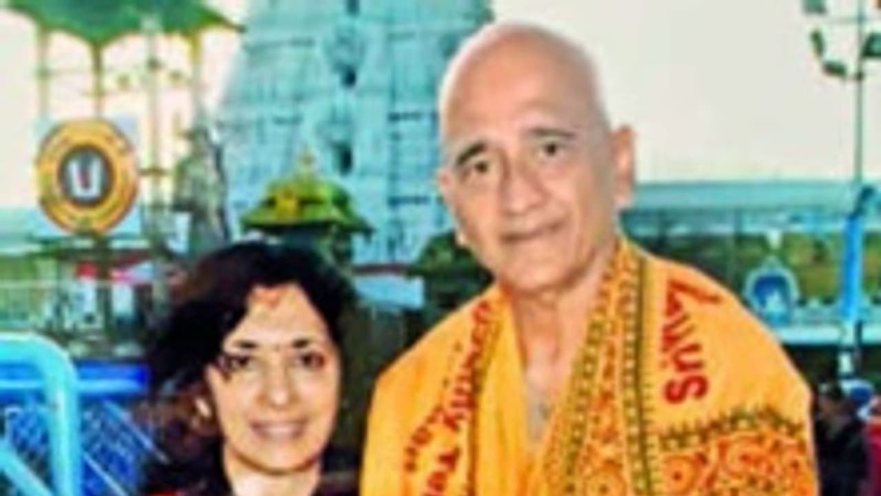 அமெரிக்க அதிபர் தேர்தலில் போட்டியிடும் விவேக்கின் பெற்றோர் யார்? பூர்வீகம் எது?