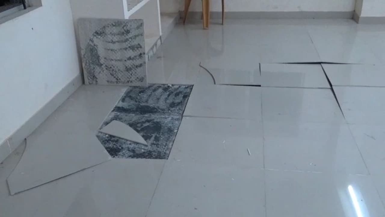 தாலுகா அலுவலகத்தில் அதிக சத்தத்துடன் பெயர்ந்த டைல்ஸ்; அலறியடித்து ஓடிய ஊழியர்கள்