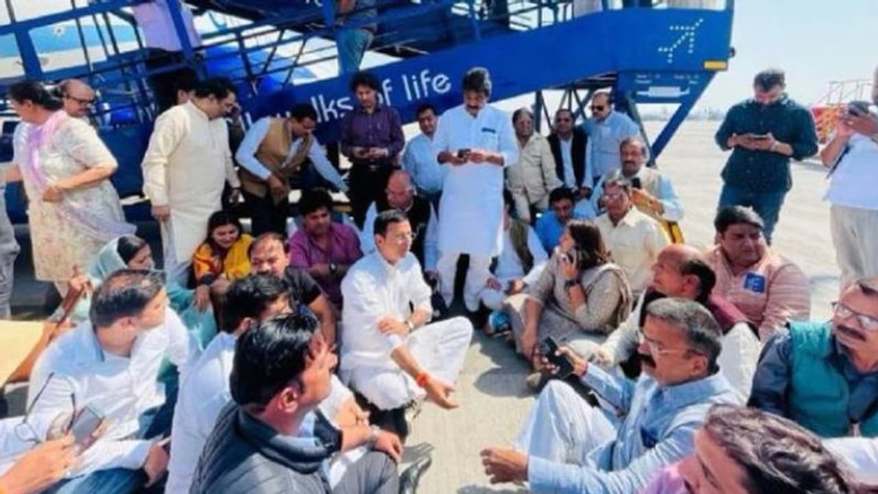 ദില്ലി വിമാനത്താവളത്തിൽ നാടകീയ രംഗങ്ങൾ'; മോദിക്കെതിരായ പരാമര്ശത്തിൽ പവൻ ഖേര അറസ്റ്റിൽ, റണ്വേയിൽ പ്രതിഷേധം ദില്ലി വിമാനത്താവളത്തിൽ നാടകീയ രംഗങ്ങൾ'; മോദിക്കെതിരായ പരാമര്ശത്തിൽ പവൻ ഖേര അറസ്റ്റിൽ, റണ്വേയിൽ പ്രതിഷേധം