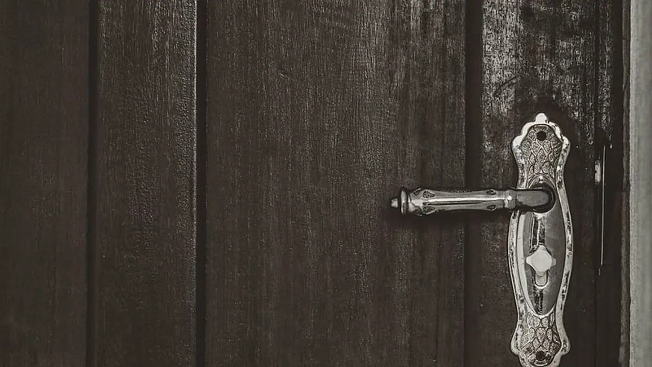 Gurugram: கொரோனா அச்சத்தால் 3 ஆண்டுகளாக வீட்டுக்குள் முடங்கிய தாய், மகன் மீட்பு