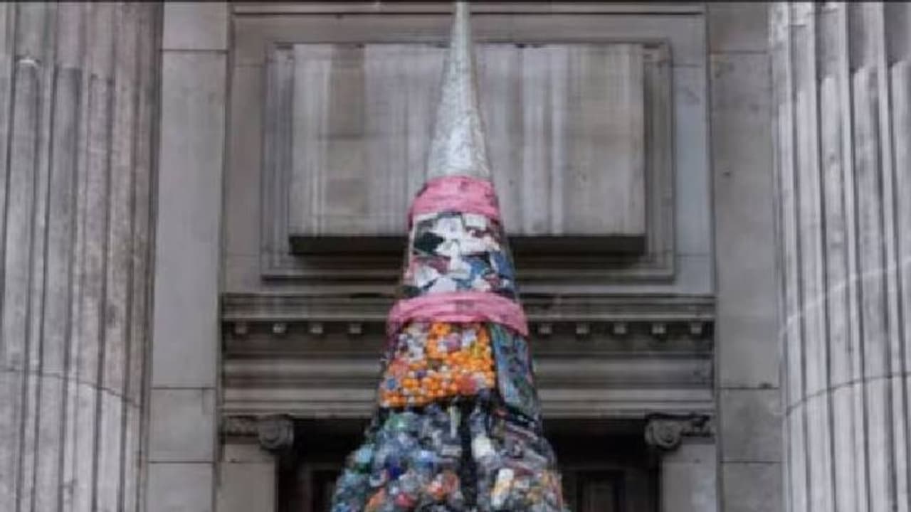 മാലിന്യം കൊണ്ട് ലണ്ടൻ മേയർ നിര്‍മ്മിച്ച ക്രിസ്മസ് ട്രീ; മാലിന്യക്കൂമ്പാരം കണ്ട് അമ്പരന്ന് നഗരവാസികൾ