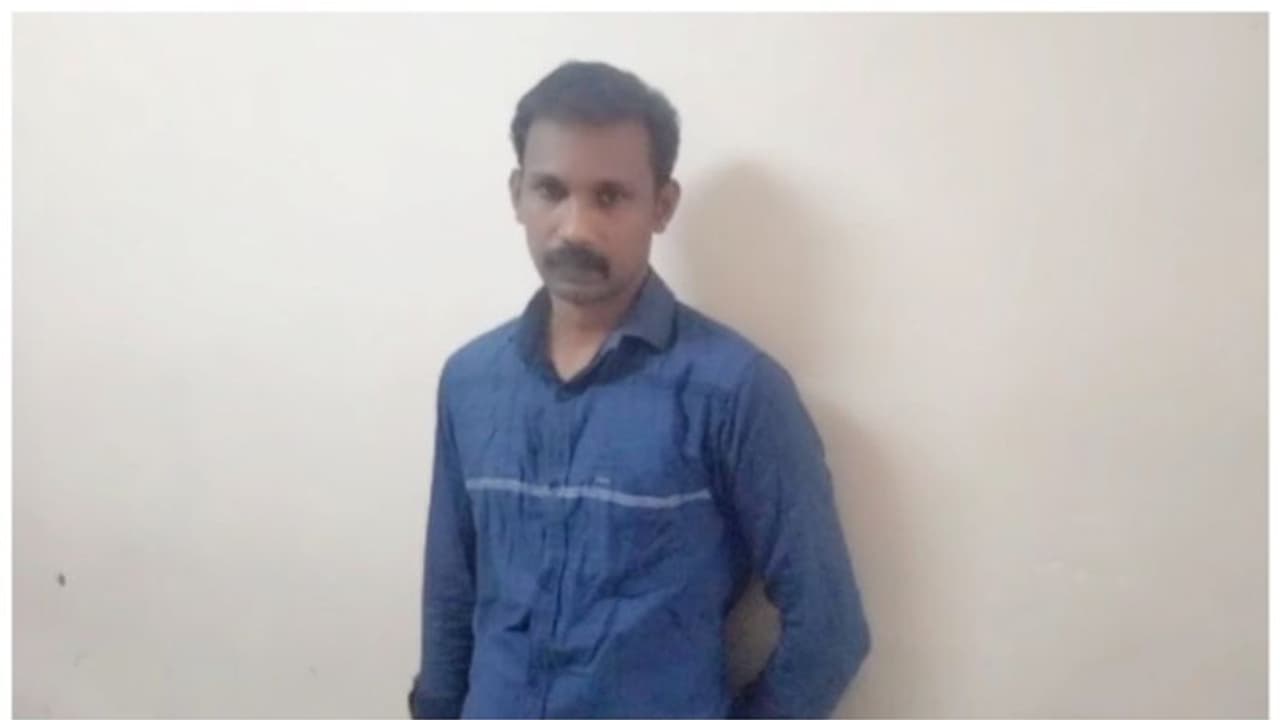 ശുചിമുറിയിൽ പോകണമെന്ന് പറഞ്ഞു; പൊലീസിനെ വെട്ടിച്ചു കടന്ന കൊലക്കേസ് പ്രതി 2 മണിക്കൂറിനുള്ളില് പിടിയില് ശുചിമുറിയിൽ പോകണമെന്ന് പറഞ്ഞു; പൊലീസിനെ വെട്ടിച്ചു കടന്ന കൊലക്കേസ് പ്രതി 2 മണിക്കൂറിനുള്ളില് പിടിയില്