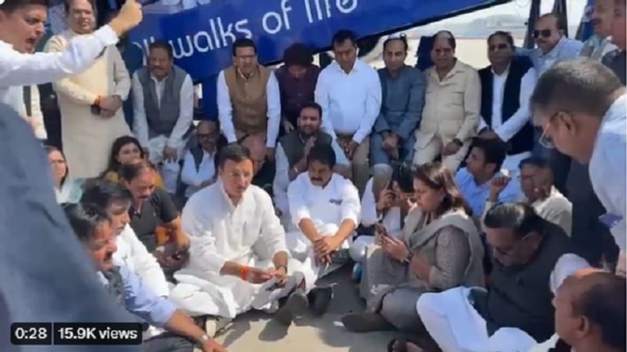 ವಿಮಾನದಿಂದ ಇಳಿಸಿ ಕೈ ನಾಯಕ ಪವನ್ ಖೇರಾ ಬಂಧನ: ಕಾಂಗ್ರೆಸ್ನಿಂದ ಏರ್ಪೋರ್ಟ್ನಲ್ಲೇ ಪ್ರತಿಭಟನೆ ವಿಮಾನದಿಂದ ಇಳಿಸಿ ಕೈ ನಾಯಕ ಪವನ್ ಖೇರಾ ಬಂಧನ: ಕಾಂಗ್ರೆಸ್ನಿಂದ ಏರ್ಪೋರ್ಟ್ನಲ್ಲೇ ಪ್ರತಿಭಟನೆ