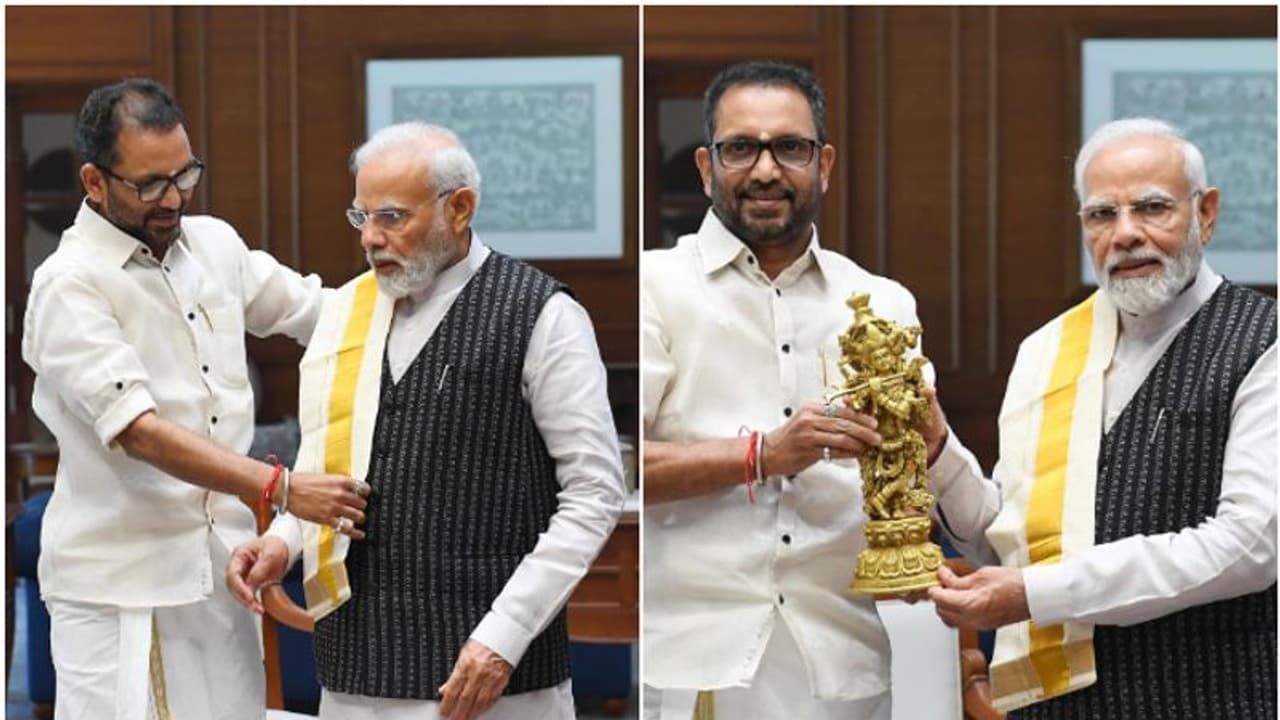 കേരളത്തിലെ രാഷ്ട്രീയ സാഹചര്യം വിശദീകരിച്ച് സുരേന്ദ്രൻ, പ്രധാനമന്ത്രിയുമായി കൂടിക്കാഴ്ച; ശ്രീകൃഷ്ണവിഗ്രഹം നൽകി കേരളത്തിലെ രാഷ്ട്രീയ സാഹചര്യം വിശദീകരിച്ച് സുരേന്ദ്രൻ, പ്രധാനമന്ത്രിയുമായി കൂടിക്കാഴ്ച; ശ്രീകൃഷ്ണവിഗ്രഹം നൽകി