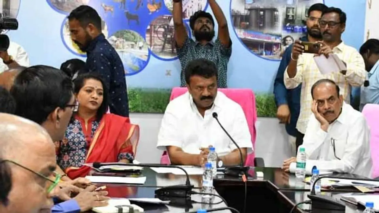 వీధి కుక్కలపై ఫిర్యాదుకు ఫోన్ నెంబర్, యాప్: జీహెచ్ఎంసీ అధికారులతో మంత్రుల రివ్యూ వీధి కుక్కలపై ఫిర్యాదుకు ఫోన్ నెంబర్, యాప్: జీహెచ్ఎంసీ అధికారులతో మంత్రుల రివ్యూ