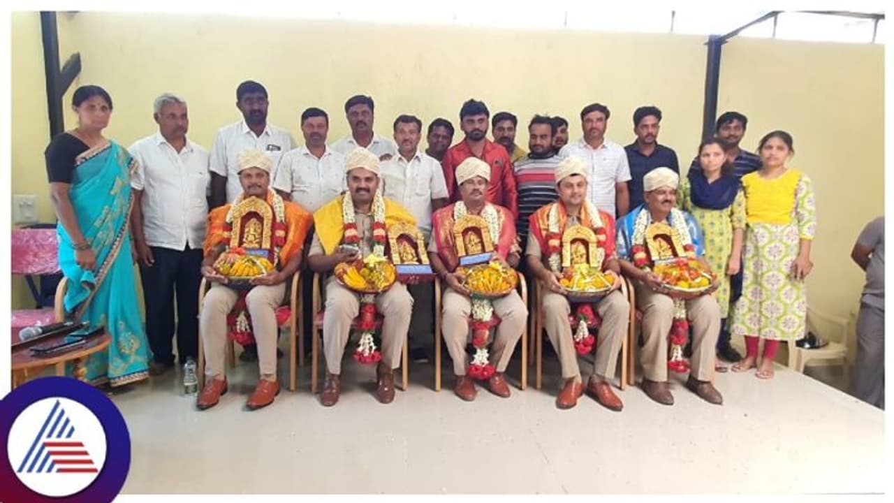 Tumakuru: ಕೊಲೆ ಕೇಸ್ ಬೇಧಿಸಿದ ಪೊಲೀಸರಿಗೆ ಗ್ರಾಮಸ್ಥರಿಂದ ಅದ್ಧೂರಿ ಸನ್ಮಾನ Tumakuru: ಕೊಲೆ ಕೇಸ್ ಬೇಧಿಸಿದ ಪೊಲೀಸರಿಗೆ ಗ್ರಾಮಸ್ಥರಿಂದ ಅದ್ಧೂರಿ ಸನ್ಮಾನ