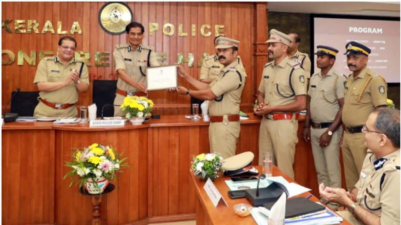 കേന്ദ്ര ആഭ്യന്തര മന്ത്രാലയത്തിന്റെ അംഗീകാരം ഷോളയൂർ പൊലീസിന്; 'കേരളത്തിലെ ഏറ്റവും മികച്ച പൊലീസ് സ്റ്റേഷൻ' കേന്ദ്ര ആഭ്യന്തര മന്ത്രാലയത്തിന്റെ അംഗീകാരം ഷോളയൂർ പൊലീസിന്; 'കേരളത്തിലെ ഏറ്റവും മികച്ച പൊലീസ് സ്റ്റേഷൻ'