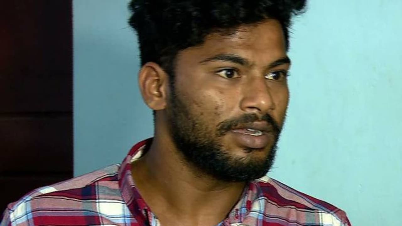 വിവാഹാഭ്യർത്ഥന നിരസിച്ച പെൺകുട്ടിയെ കൊല്ലാൻ ശ്രമം, പ്രതി പിടിയിൽ വിവാഹാഭ്യർത്ഥന നിരസിച്ച പെൺകുട്ടിയെ കൊല്ലാൻ ശ്രമം, പ്രതി പിടിയിൽ