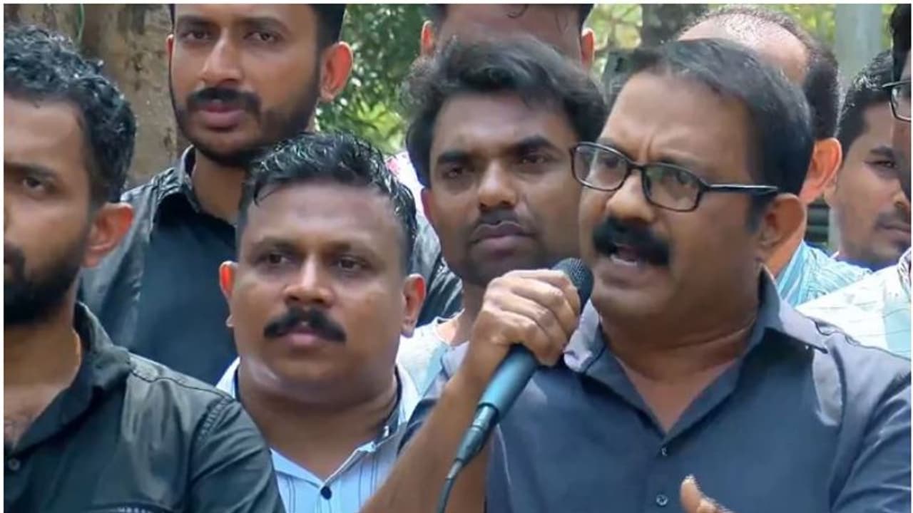 നേതാക്കളുടെ മക്കളും പേരക്കുട്ടികളും സേഫാണ്, തെരുവിൽ ചത്ത് തുലയുന്നത് പാവങ്ങളുടെ മക്കളാണ്: പിണറായിക്കെതിരെ ഷാജി നേതാക്കളുടെ മക്കളും പേരക്കുട്ടികളും സേഫാണ്, തെരുവിൽ ചത്ത് തുലയുന്നത് പാവങ്ങളുടെ മക്കളാണ്: പിണറായിക്കെതിരെ ഷാജി