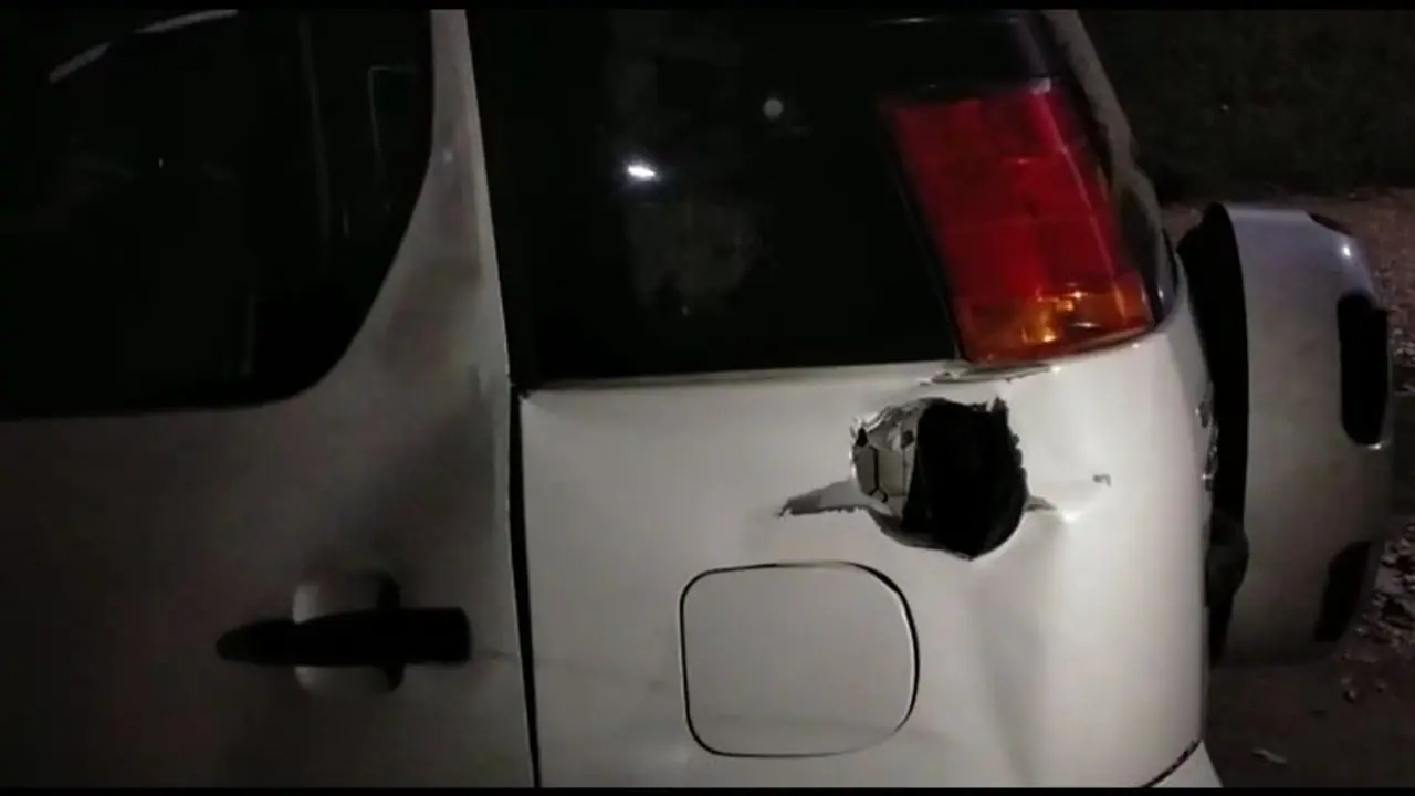 சினிமா பாணியில் காரை குத்தி கிழித்த கொம்பன் யானை; அதிர்ஷ்டவசமாக உயிர் தப்பிய 6 பேர்