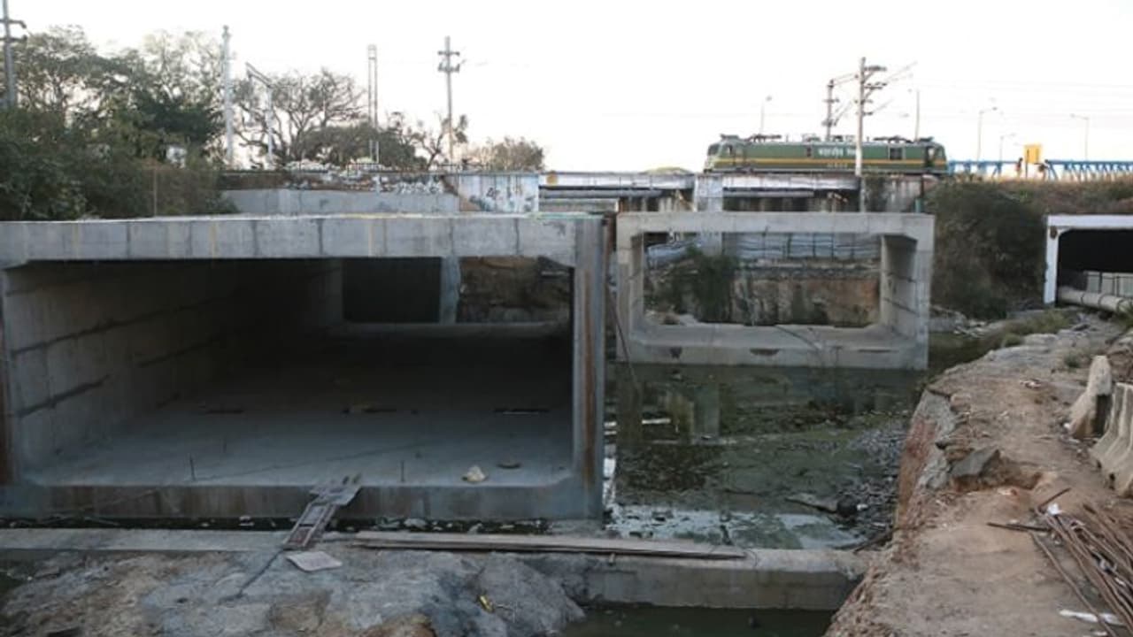 ಓಕಳಿಪುರ ಅಷ್ಟಪಥ ಕಾರಿಡಾರ್ಗೆ ಸದ್ಯಕ್ಕಿಲ್ಲ ಮುಕ್ತಿ: 10 ವರ್ಷವಾದರೂ ಪೂರ್ಣಗೊಳ್ಳದ ಕಾಮಗಾರಿ ಓಕಳಿಪುರ ಅಷ್ಟಪಥ ಕಾರಿಡಾರ್ಗೆ ಸದ್ಯಕ್ಕಿಲ್ಲ ಮುಕ್ತಿ: 10 ವರ್ಷವಾದರೂ ಪೂರ್ಣಗೊಳ್ಳದ ಕಾಮಗಾರಿ