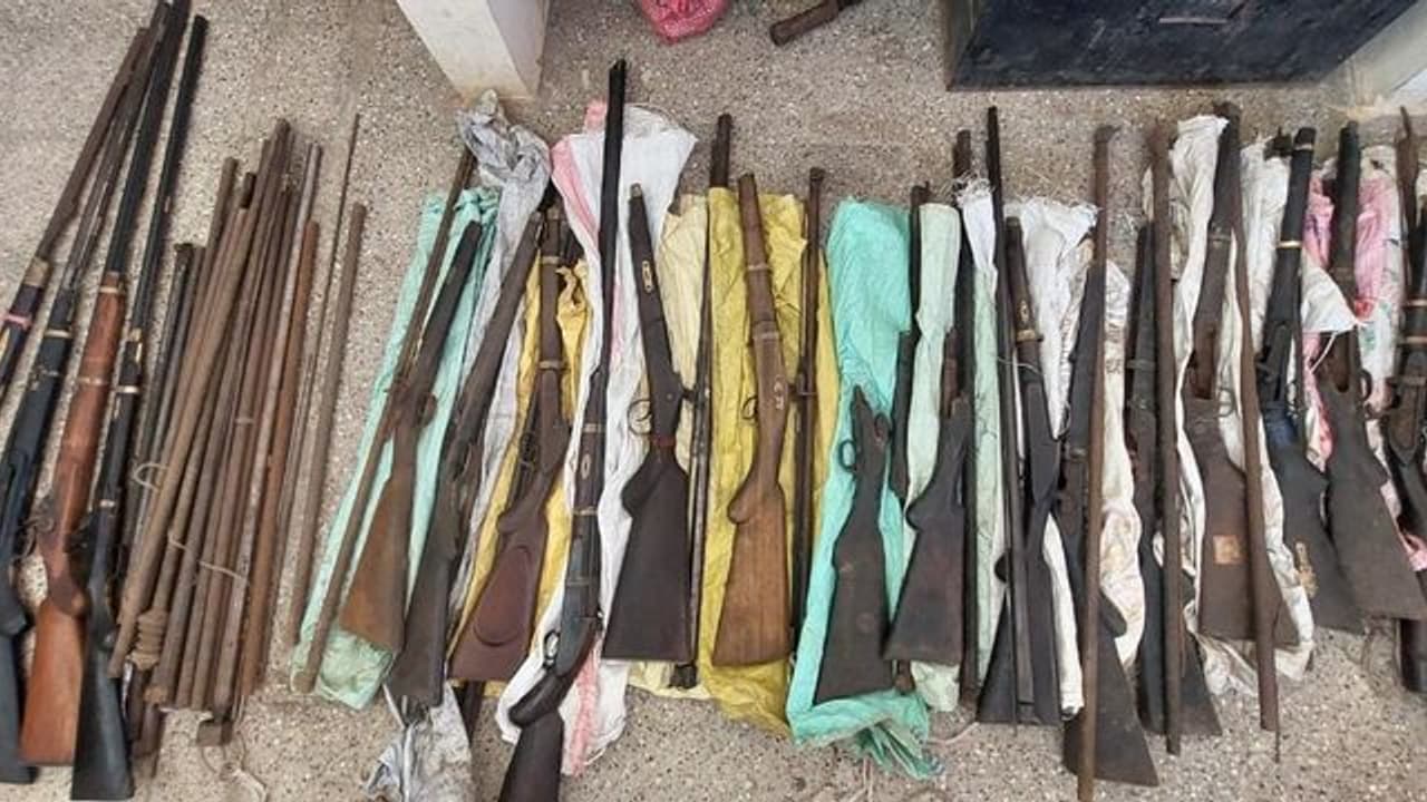 Chikkamagaluru: ಶೂಟೌಟ್ ಹಿನ್ನೆಲೆ: ಮಲೆನಾಡ ವಿವಿಧೆಡೆ 51ಕ್ಕೂ ಹೆಚ್ಚು ಅಕ್ರಮ ಸಕ್ರಮ ಬಂದೂಕುಗಳ ವಶ Chikkamagaluru: ಶೂಟೌಟ್ ಹಿನ್ನೆಲೆ: ಮಲೆನಾಡ ವಿವಿಧೆಡೆ 51ಕ್ಕೂ ಹೆಚ್ಚು ಅಕ್ರಮ ಸಕ್ರಮ ಬಂದೂಕುಗಳ ವಶ