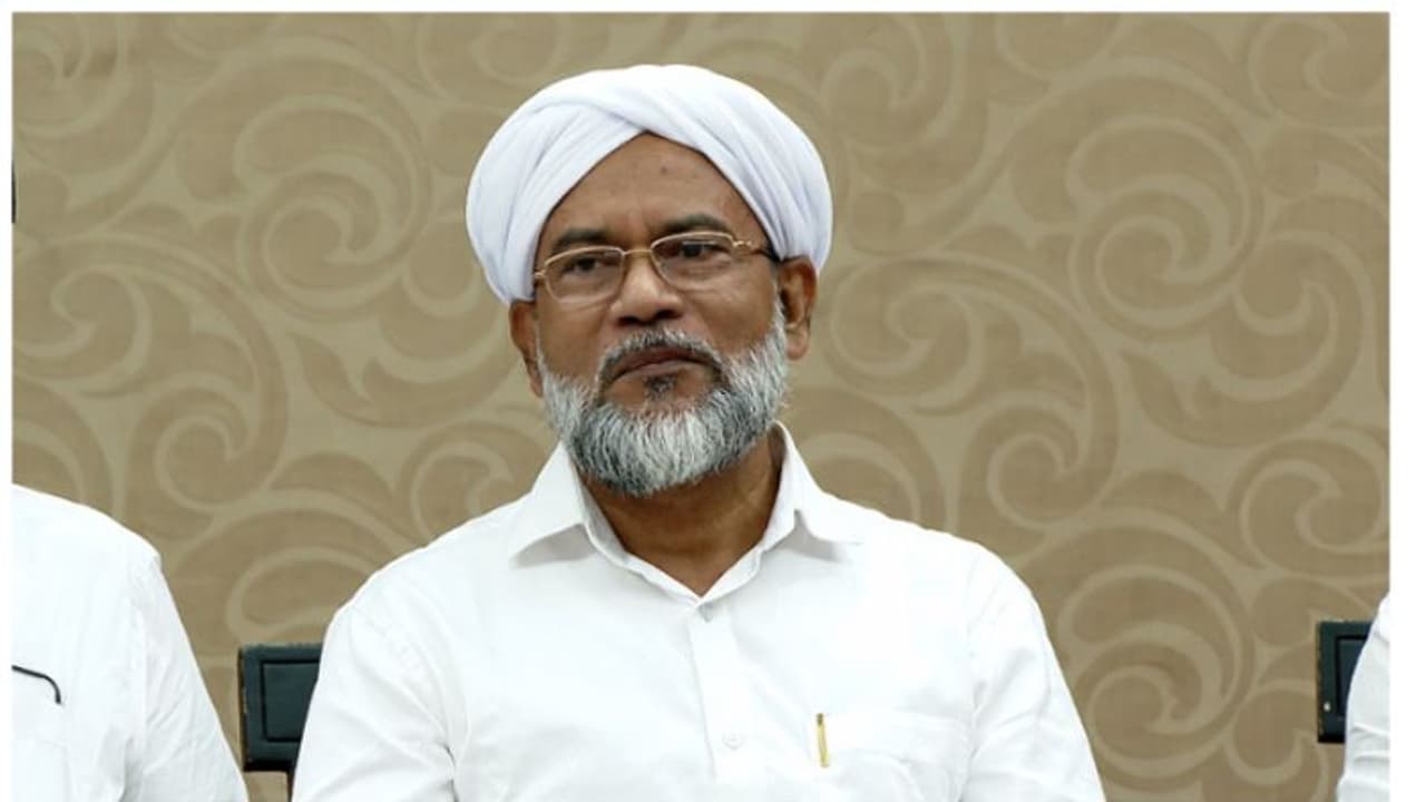 ഹക്കീം ഫൈസി ആദൃശ്ശേരിയെ രാജി വയ്പ്പിച്ചതിൽ പ്രതിഷേധം; രണ്ട് വിദ്യാർഥി യൂണിയനുകൾ പിരിച്ചുവിട്ടു