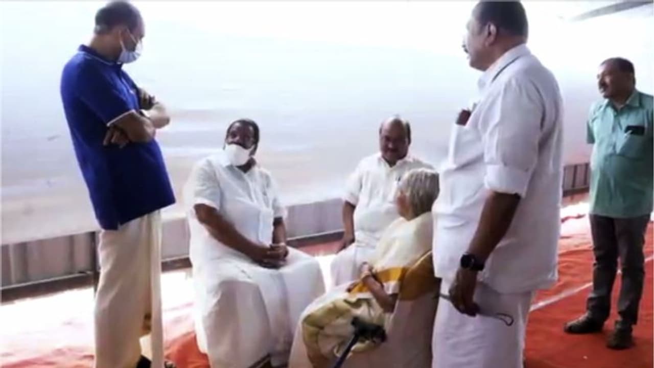 ദല്ലാൾ നന്ദകുമാറിൻ്റെ അമ്മയെ ആദരിക്കുന്ന ചടങ്ങിൽ ഇ പി ജയരാജൻ, പ്രതിരോധ ജാഥയിലെ അസാന്നിദ്ധ്യം മനപൂര്വ്വമോ? ദല്ലാൾ നന്ദകുമാറിൻ്റെ അമ്മയെ ആദരിക്കുന്ന ചടങ്ങിൽ ഇ പി ജയരാജൻ, പ്രതിരോധ ജാഥയിലെ അസാന്നിദ്ധ്യം മനപൂര്വ്വമോ?