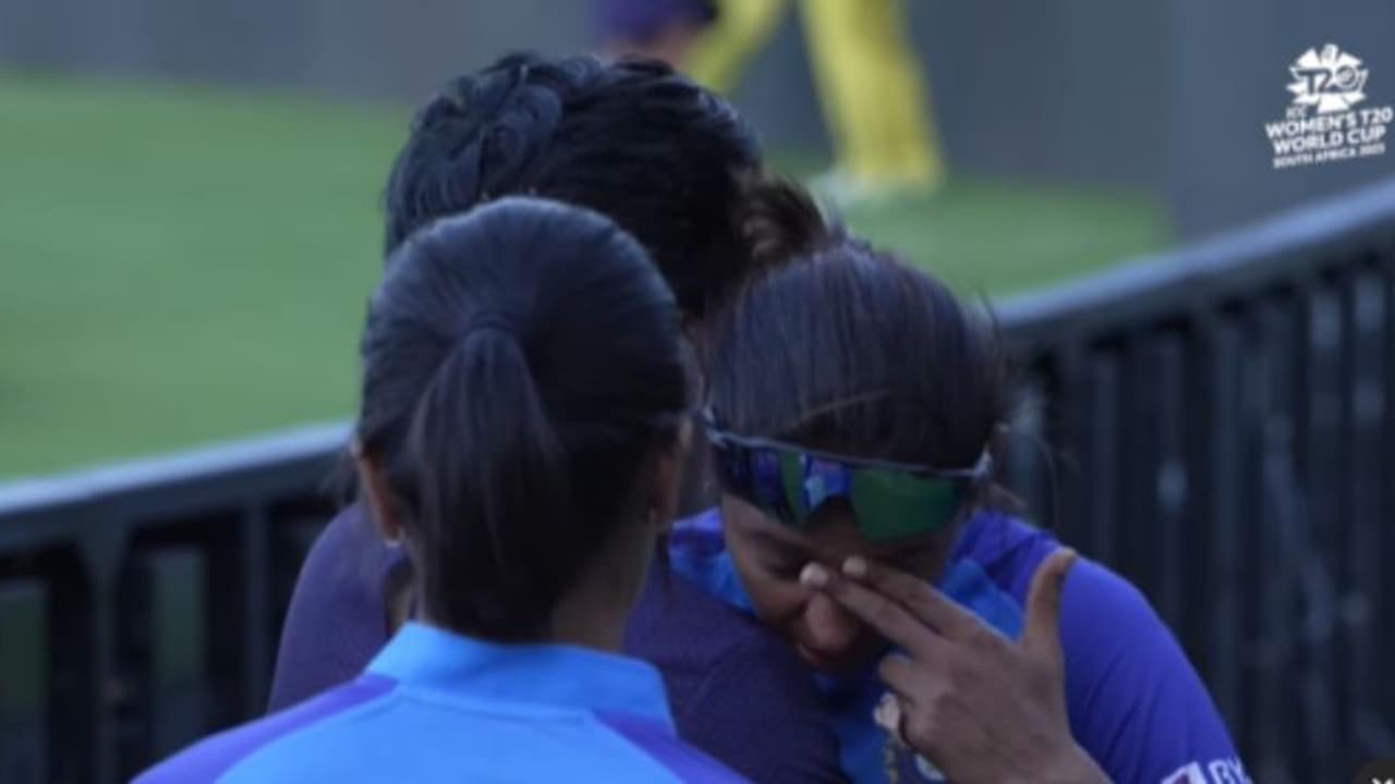 കൈയകലെ വിജയം കൈവിട്ടു, പൊട്ടിക്കരഞ്ഞ് ഹര്മന്പ്രീത്; ആശ്വസിപ്പിക്കാനാകാതെ സഹതാരങ്ങള് വീഡിയോ കൈയകലെ വിജയം കൈവിട്ടു, പൊട്ടിക്കരഞ്ഞ് ഹര്മന്പ്രീത്; ആശ്വസിപ്പിക്കാനാകാതെ സഹതാരങ്ങള് വീഡിയോ