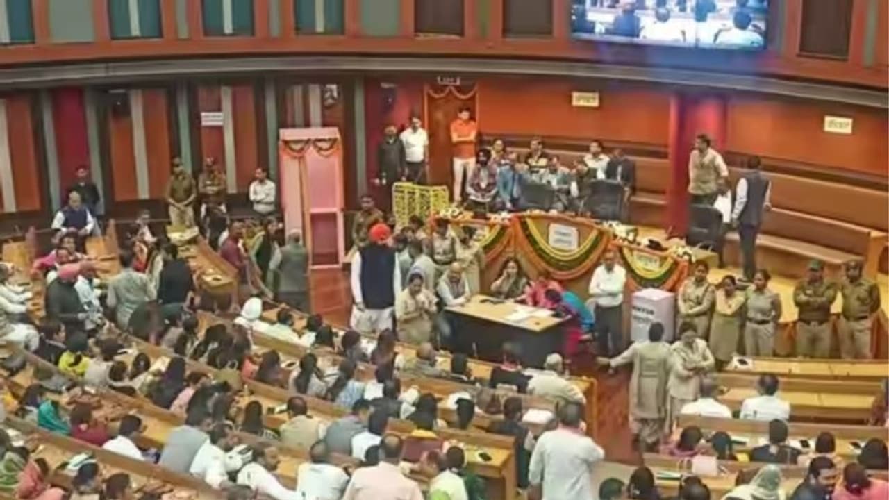 ദില്ലി എംസിഡി സ്റ്റാന്റിങ് കമ്മിറ്റി തെരഞ്ഞെടുപ്പ്: എഎപി കൗൺസിലർ കൂറുമാറി, ജയമുറപ്പിച്ച് ബിജെപി ദില്ലി എംസിഡി സ്റ്റാന്റിങ് കമ്മിറ്റി തെരഞ്ഞെടുപ്പ്: എഎപി കൗൺസിലർ കൂറുമാറി, ജയമുറപ്പിച്ച് ബിജെപി