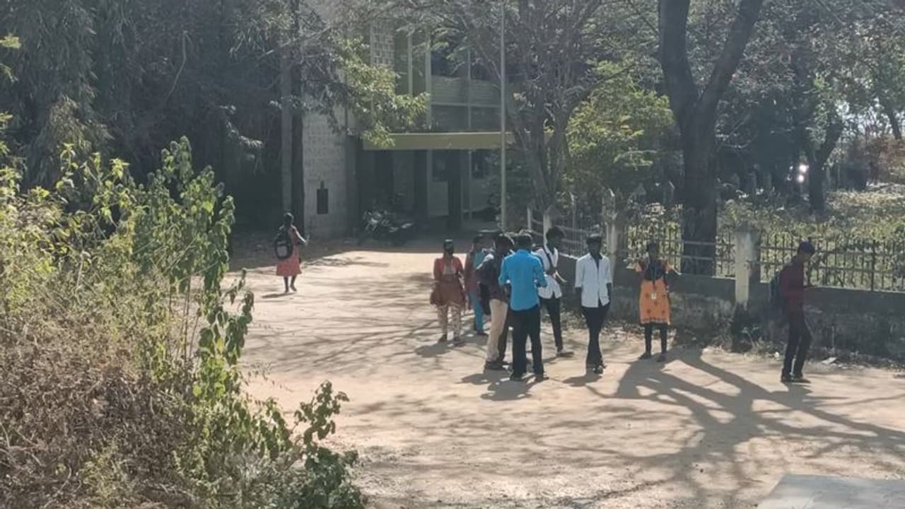 தங்கைக்கு காதல் தொல்லை கொடுத்த மாணவனின் கழுத்தை அறுத்த சக மாணவன்