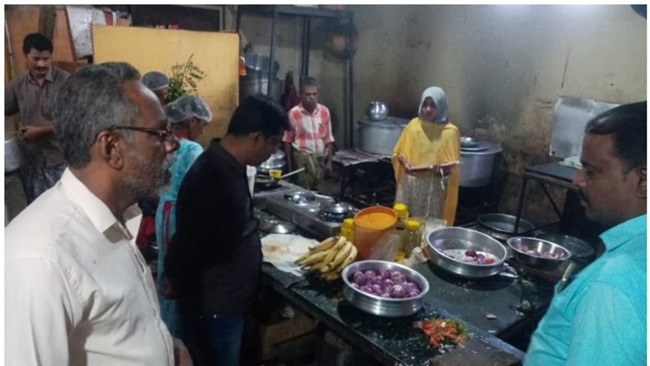 ആലപ്പുഴയില് പഴകിയ ഭക്ഷണം പിടികൂടി: ഹോട്ടലുകളുടെ പേരുകള് ഇതാ... ആലപ്പുഴയില് പഴകിയ ഭക്ഷണം പിടികൂടി: ഹോട്ടലുകളുടെ പേരുകള് ഇതാ...