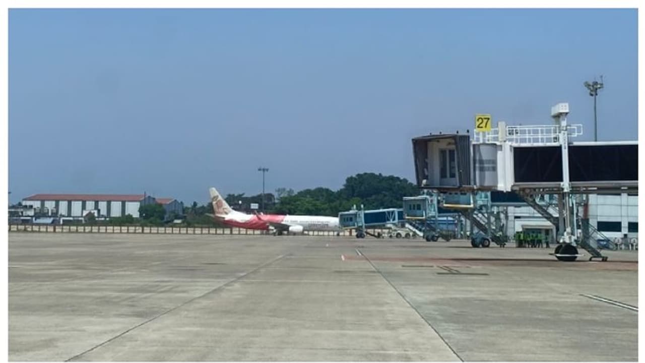 എയർ ഇന്ത്യ വിമാനത്തിലെ സാങ്കേതിക തകരാര്: ടേക്ക് ഓഫിനിടെ ചിറക് റൺവേയിൽ ഉരസി; പൈലറ്റിന് സസ്പെൻഷൻ എയർ ഇന്ത്യ വിമാനത്തിലെ സാങ്കേതിക തകരാര്: ടേക്ക് ഓഫിനിടെ ചിറക് റൺവേയിൽ ഉരസി; പൈലറ്റിന് സസ്പെൻഷൻ