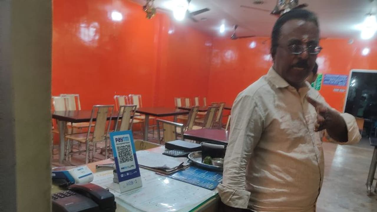 கோவையில் பிரபல தனியார் உணவகத்தில் கெட்டுப்போன கறி; வாடிக்கையாளர் ஆதங்கம் கோவையில் பிரபல தனியார் உணவகத்தில் கெட்டுப்போன கறி; வாடிக்கையாளர் ஆதங்கம்