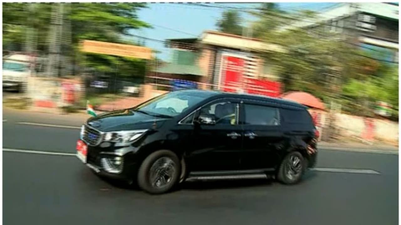 കൊല്ലത്ത് മുഖ്യമന്ത്രിക്ക് ആറിടത്ത് കരിങ്കൊടി, 33 പേർ കസ്റ്റഡിയിൽ; 6 പേർക്ക് കരുതൽ തടങ്കൽ കൊല്ലത്ത് മുഖ്യമന്ത്രിക്ക് ആറിടത്ത് കരിങ്കൊടി, 33 പേർ കസ്റ്റഡിയിൽ; 6 പേർക്ക് കരുതൽ തടങ്കൽ