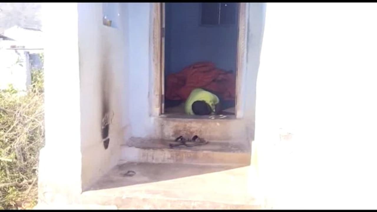 தகராறு செய்த மகனை தலையில் கல்லை போட்டு கொன்ற தந்தை