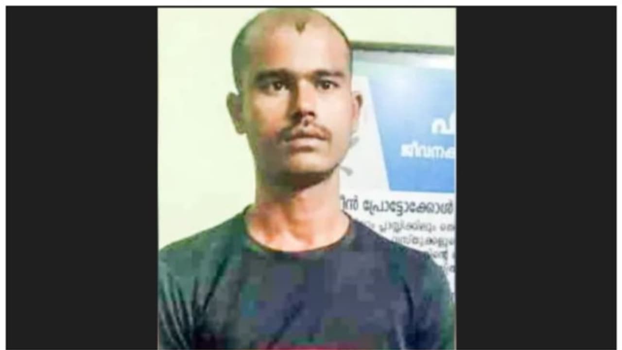 ചെറിയ പൊതികളിലാക്കി 500 രൂപ നിരക്കിൽ കഞ്ചാവ് വിൽപന; 250 ഗ്രാം കഞ്ചാവുമായി അസം സ്വദേശി പിടിയിൽ ചെറിയ പൊതികളിലാക്കി 500 രൂപ നിരക്കിൽ കഞ്ചാവ് വിൽപന; 250 ഗ്രാം കഞ്ചാവുമായി അസം സ്വദേശി പിടിയിൽ