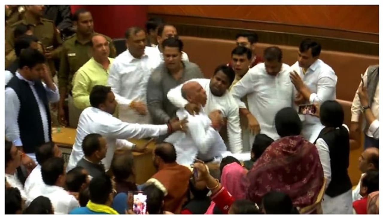 రణరంగంగా ఢిల్లీ మున్సిపల్ కార్యాలయం : ఒక్క ఓటు తెచ్చిన తంటా.. పిడిగుద్దులతో రెచ్చిపోయిన ఆప్, బీజేపీ సభ్యులు రణరంగంగా ఢిల్లీ మున్సిపల్ కార్యాలయం : ఒక్క ఓటు తెచ్చిన తంటా.. పిడిగుద్దులతో రెచ్చిపోయిన ఆప్, బీజేపీ సభ్యులు