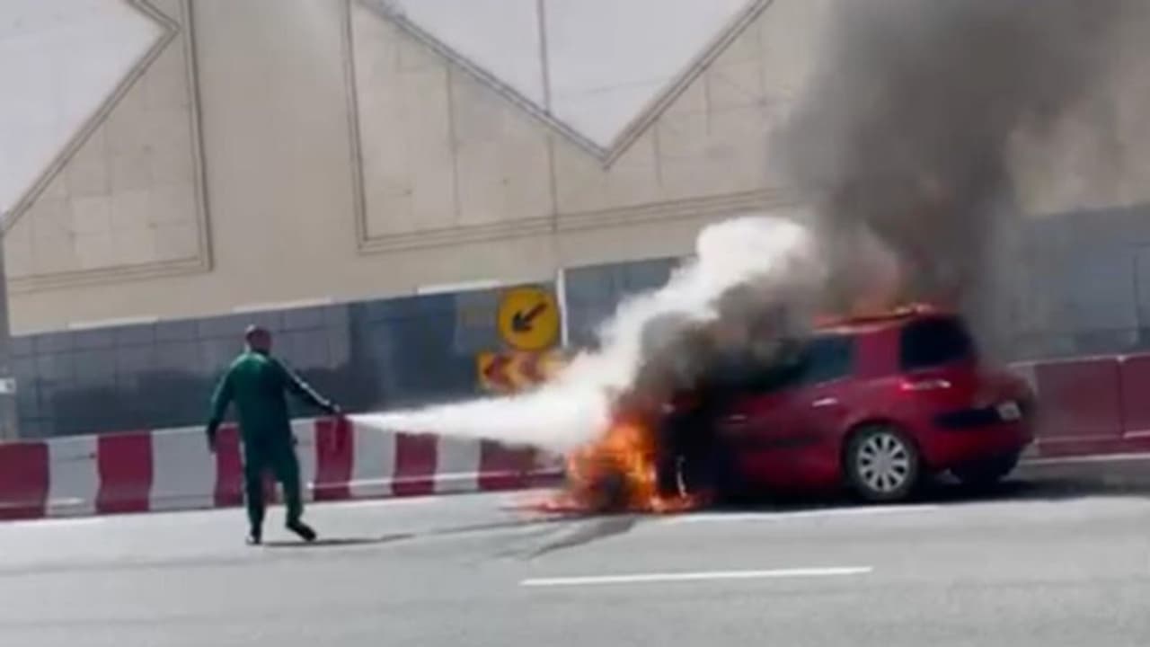 യുഎഇയില് രണ്ടിടങ്ങളില് തീപിടുത്തം; കടകളും കാറും കത്തിനശിച്ചു യുഎഇയില് രണ്ടിടങ്ങളില് തീപിടുത്തം; കടകളും കാറും കത്തിനശിച്ചു