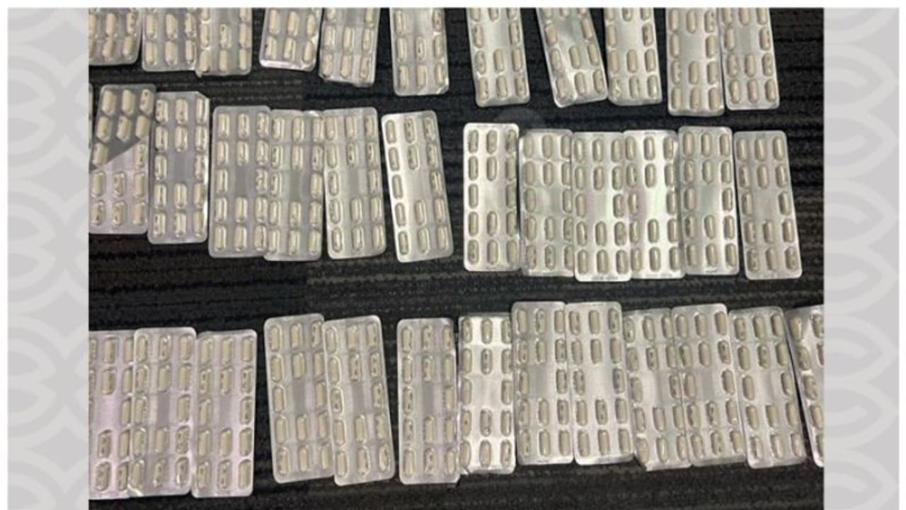 7000 ലഹരി ഗുളികകളുമായി യുവാവ് ദോഹ വിമാനത്താവളത്തില് അറസ്റ്റിലായി 7000 ലഹരി ഗുളികകളുമായി യുവാവ് ദോഹ വിമാനത്താവളത്തില് അറസ്റ്റിലായി