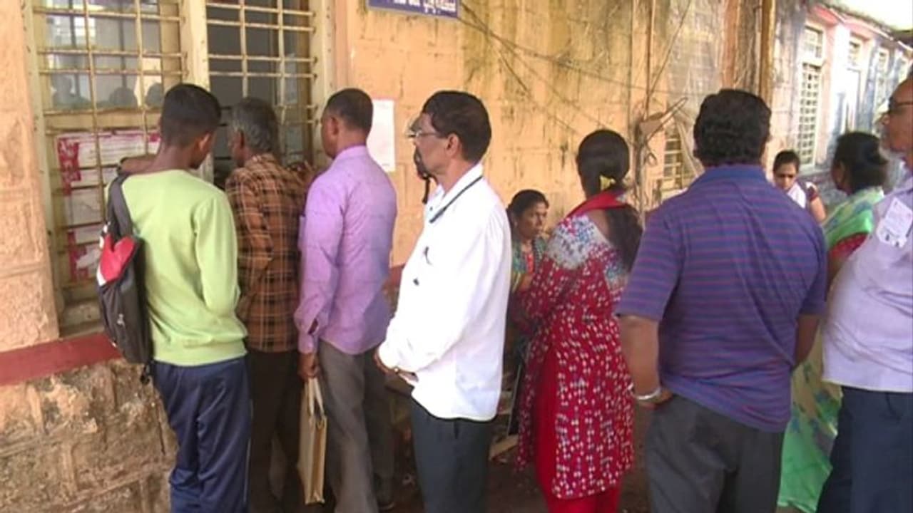 ಉತ್ತರಕನ್ನಡ: ಸರ್ವರ್ ಸಮಸ್ಯೆ, ಜನಸಾಮಾನ್ಯರಿಗೆ ದಕ್ಕದ ಸರ್ಕಾರಿ ಸೇವೆ ಉತ್ತರಕನ್ನಡ: ಸರ್ವರ್ ಸಮಸ್ಯೆ, ಜನಸಾಮಾನ್ಯರಿಗೆ ದಕ್ಕದ ಸರ್ಕಾರಿ ಸೇವೆ