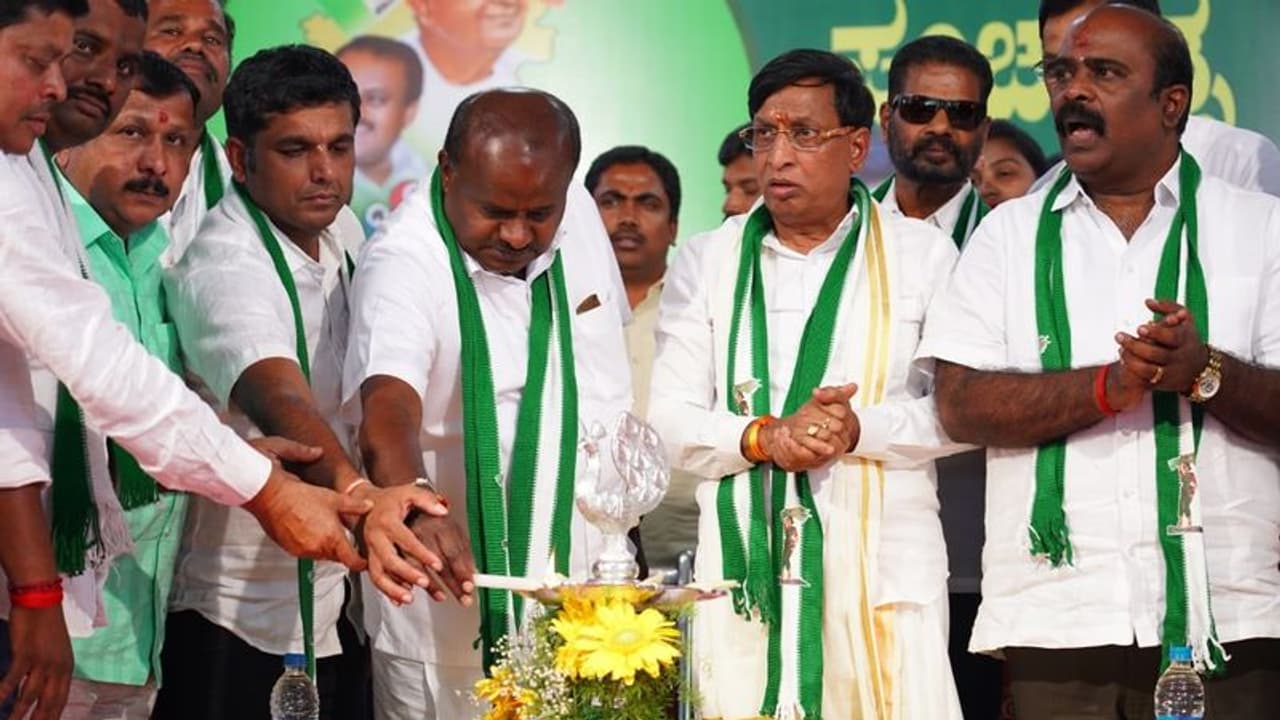 ಬಿಜೆಪಿ, ಕಾಂಗ್ರೆಸ್ಗೆ ಅವಕಾಶ ಕೊಟ್ಟಿದ್ದೀರಿ; ಈ ಬಾರಿ ಜೆಡಿಎಸ್ಗೆ ಪೂರ್ಣ ಬಹುಮತ ನೀಡಿ: ಎಚ್ಡಿಕೆ ಬಿಜೆಪಿ, ಕಾಂಗ್ರೆಸ್ಗೆ ಅವಕಾಶ ಕೊಟ್ಟಿದ್ದೀರಿ; ಈ ಬಾರಿ ಜೆಡಿಎಸ್ಗೆ ಪೂರ್ಣ ಬಹುಮತ ನೀಡಿ: ಎಚ್ಡಿಕೆ