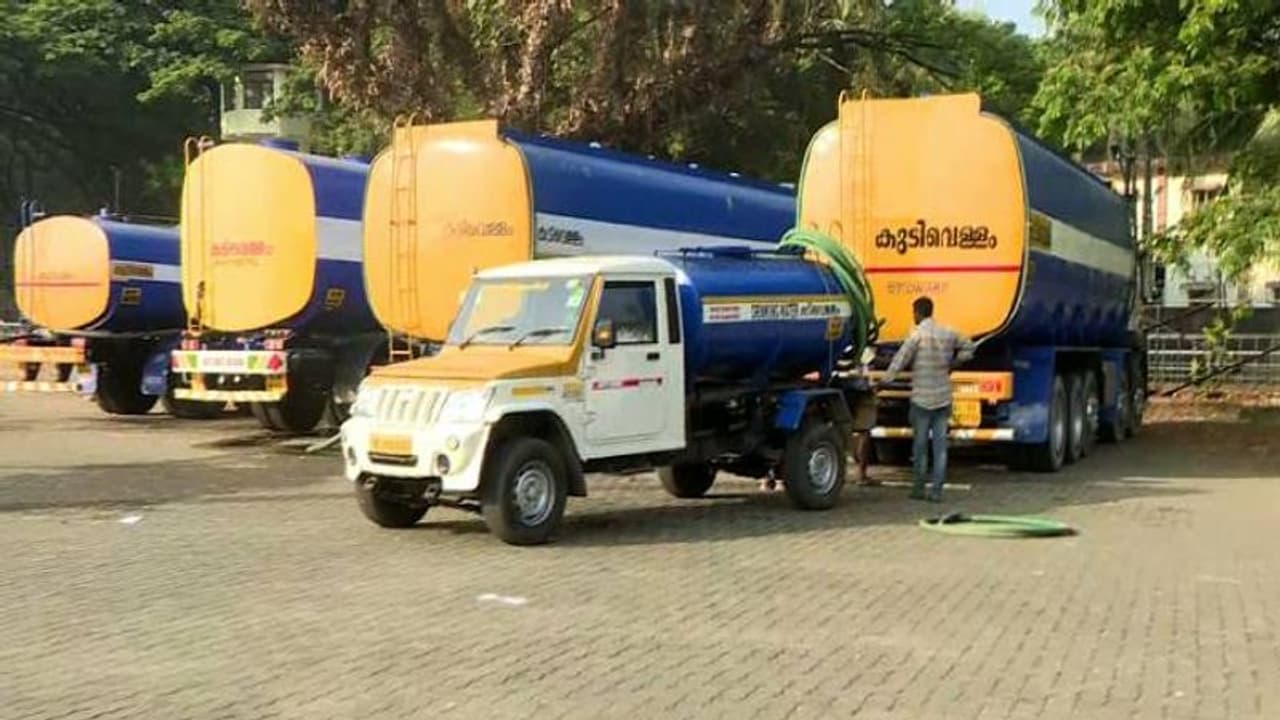 പശ്ചിമ കൊച്ചിയിലെ കുടിവെള്ള പ്രശ്നത്തിൽ ഇന്നും പരിഹാരമായില്ല; ജലവിതരണം നാളെ പുനസ്ഥാപിക്കുമെന്ന് ജല അതോരിറ്റി പശ്ചിമ കൊച്ചിയിലെ കുടിവെള്ള പ്രശ്നത്തിൽ ഇന്നും പരിഹാരമായില്ല; ജലവിതരണം നാളെ പുനസ്ഥാപിക്കുമെന്ന് ജല അതോരിറ്റി