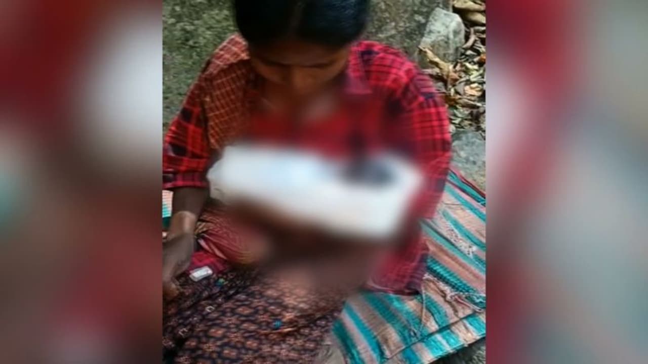 പാലക്കാട് വനത്തിൽ പ്രസവിച്ച ആദിവാസി യുവതിയുടെ കുഞ്ഞ് മരിച്ചു