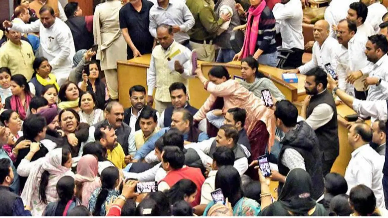 MCD: BJPvsAAP:மீன் மார்க்கெட்டான டெல்லி மாநகராட்சி கூட்டம்| பாஜக, ஆம்ஆத்மி கவுன்சிலர்கள் அடிதடி வீடியோ MCD: BJPvsAAP:மீன் மார்க்கெட்டான டெல்லி மாநகராட்சி கூட்டம்| பாஜக, ஆம்ஆத்மி கவுன்சிலர்கள் அடிதடி வீடியோ