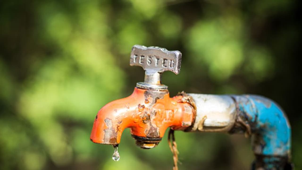 പൈപ്പിലെ ചോർച്ച കണ്ടില്ല; ഒടുവില്, യുവതിക്ക് വാട്ടർ ബില്ല് വന്നത് 15 ലക്ഷം രൂപ ! പൈപ്പിലെ ചോർച്ച കണ്ടില്ല; ഒടുവില്, യുവതിക്ക് വാട്ടർ ബില്ല് വന്നത് 15 ലക്ഷം രൂപ !