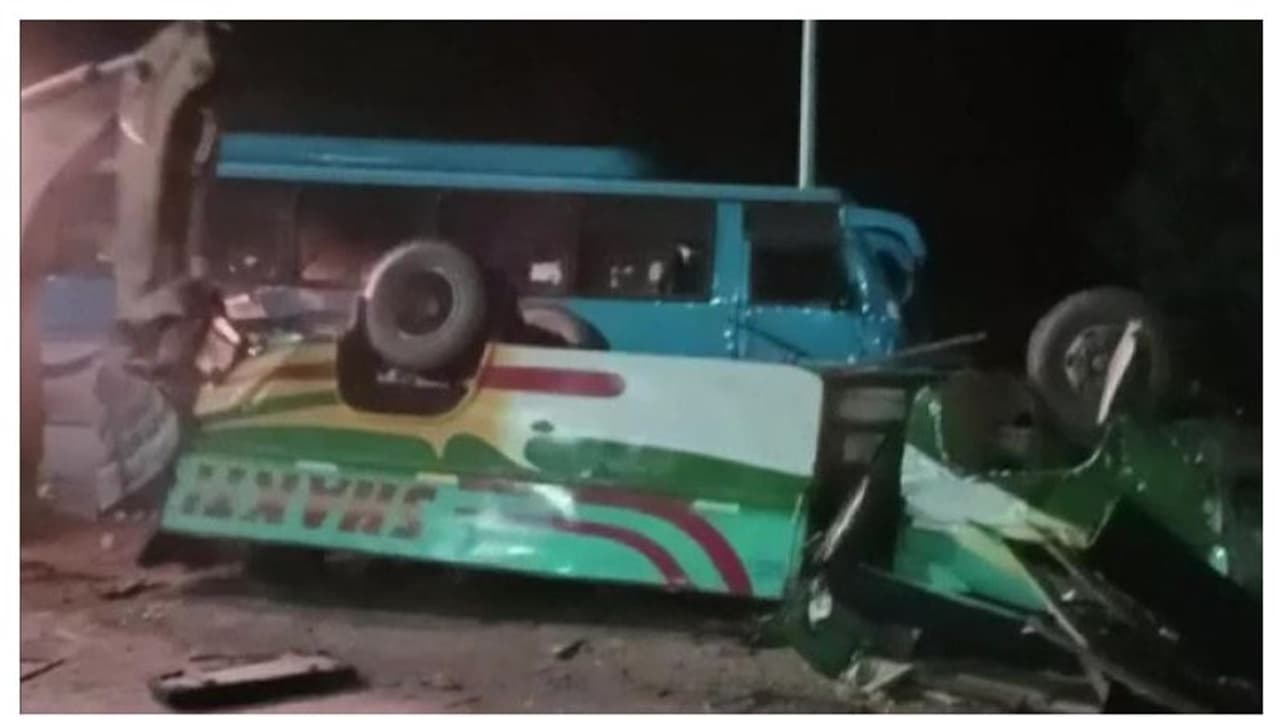 അമിത്ഷാ ഷായുടെ റാലിയിൽ പങ്കെടുത്ത് മടങ്ങുന്നവരുടെ ബസ് അപകടത്തിൽ പെട്ടു; 14 മരണം, 60 പേർക്ക് പരിക്കേറ്റു അമിത്ഷാ ഷായുടെ റാലിയിൽ പങ്കെടുത്ത് മടങ്ങുന്നവരുടെ ബസ് അപകടത്തിൽ പെട്ടു; 14 മരണം, 60 പേർക്ക് പരിക്കേറ്റു